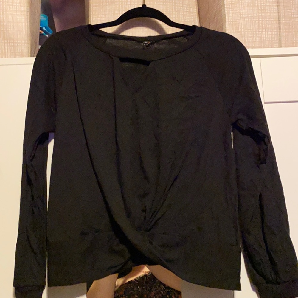 Size M juniors womens cropped black front knot